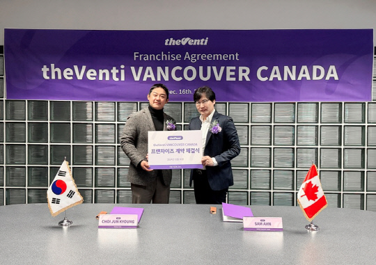 사진은 최준경(왼쪽) 더벤티 대표와 현지 파트너사 CEO가 기념촬영을 하고 있는 모습. 더벤티 제공